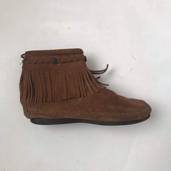 Minnetonka brown leather fringe moccasins with metal detailing - Picture 5 of 10